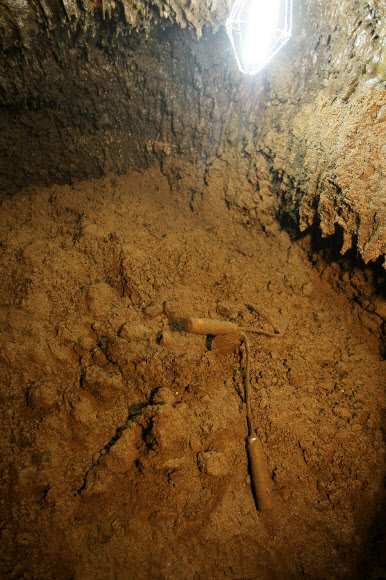 29일 제주 서귀포시 성산읍 신양리 섭지코지 해안에 인접한 휴양콘도미니엄 신축 공사장에서 발견된 용암동굴에 대한 전문가 조사가 이뤄졌다. 전문가들이 동굴 내부로 들어가 동굴의 상태를 조사하고 있다.  연합뉴스