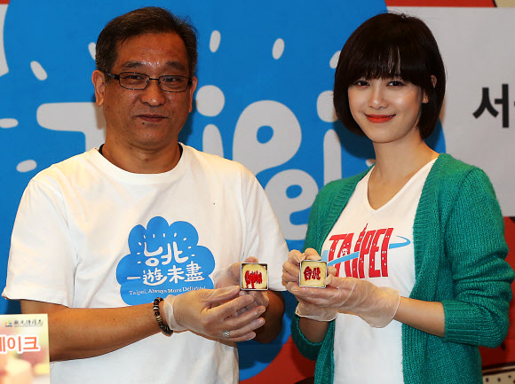 29일 오전 서울 소공동 롯데호텔에서 열린 ‘즐거운 타이페이(FUN TAIPEI)’ 새 여행테마 소개 기자회견에서 배우 구혜선(오른쪽)과 구봉신 타이페이 관광전파국 부국장이 타이페이 파인애플 케이크를 만든 후 기념촬영을 하고 있다. 연합뉴스