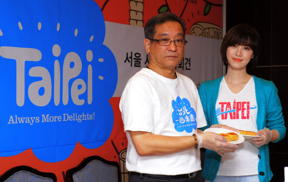 29일 오전 서울 소공동 롯데호텔에서 열린 ‘즐거운 타이페이(FUN TAIPEI)’ 새 여행테마 소개 기자회견에서 배우 구혜선(오른쪽)과 구봉신 타이페이 관광전파국 부국장이 타이페이 파인애플 케이크를 만든 후 기념촬영을 하고 있다. 연합뉴스