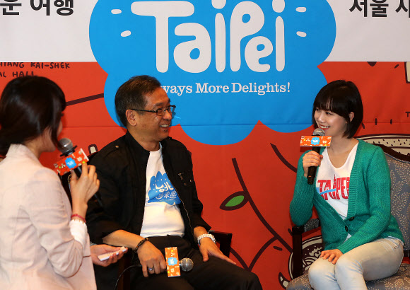 29일 오전 서울 소공동 롯데호텔에서 열린 ‘즐거운 타이페이(FUN TAIPEI)’ 새 여행테마 소개 기자회견에서 배우 구혜선(오른쪽)과 구봉신 타이페이 관광전파국 부국장이 타이페이를 여행지로 소개하고 있다.  연합뉴스