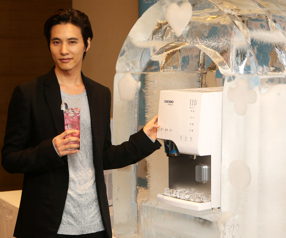 쿠쿠전자가 29일 오전 서울 중구 플라자호텔에서 쿠쿠 광고모델 원빈과 함께 쿠쿠 내추럴워터 하프형 얼음정수기 ‘아이스 넘버.5(ICE NO.5)’를 선보이고 있다. 연합뉴스