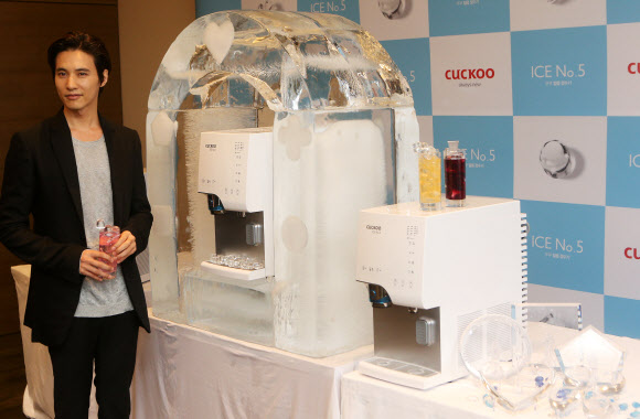 쿠쿠전자가 29일 오전 서울 중구 플라자호텔에서 쿠쿠 광고모델 원빈과 함께 쿠쿠 내추럴워터 하프형 얼음정수기 ‘아이스 넘버.5(ICE NO.5)’를 선보이고 있다. 연합뉴스