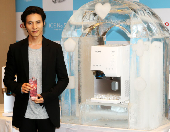 쿠쿠전자가 29일 오전 서울 중구 플라자호텔에서 쿠쿠 광고모델 원빈과 함께 쿠쿠 내추럴워터 하프형 얼음정수기 ‘아이스 넘버.5(ICE NO.5)’를 선보이고 있다. 연합뉴스