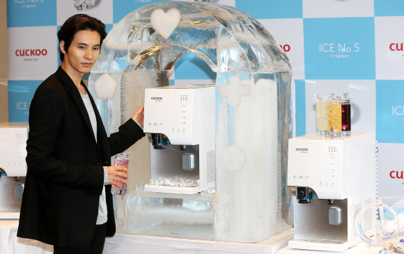 쿠쿠전자가 29일 오전 서울 중구 플라자호텔에서 쿠쿠 광고모델 원빈과 함께 쿠쿠 내추럴워터 하프형 얼음정수기 ‘아이스 넘버.5(ICE NO.5)’를 선보이고 있다. 연합뉴스