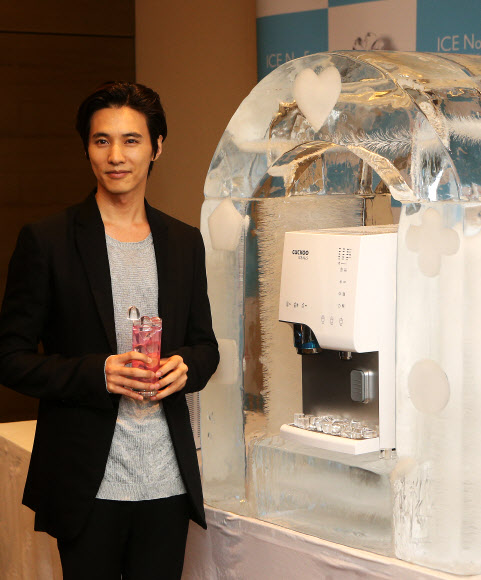 쿠쿠전자가 29일 오전 서울 중구 플라자호텔에서 쿠쿠 광고모델 원빈과 함께 쿠쿠 내추럴워터 하프형 얼음정수기 ‘아이스 넘버.5(ICE NO.5)’를 선보이고 있다. 연합뉴스