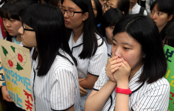 29일 오전 서울 종로구 중학동 주한일본대사관 앞에서 열린 제 1076차 일본군 ‘위안부’ 문제 해결을 위한 정기 수요시위에서 대천여고 한국사동아리 학생들이 눈물을 흘리고 있다. 연합뉴스