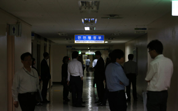 냉방 수요 증가와 원자력 발전소의 가동 중단으로 올여름 심각한 전력난이 예상되는 가운데 29일 안전행정부 사무실 복도에 대부분 전등을 꺼놔 어두컴컴하다. 연합뉴스