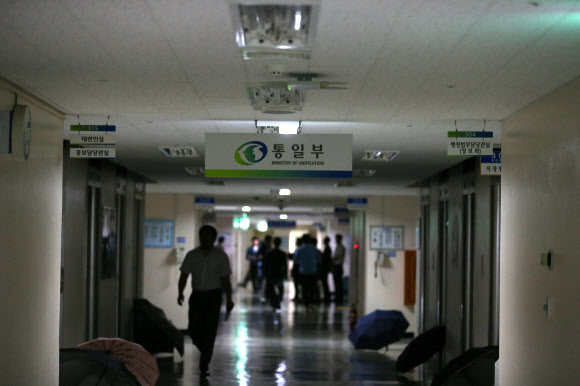 냉방 수요 증가와 원자력 발전소의 가동 중단으로 올여름 심각한 전력난이 예상되는 가운데 29일 통일부 사무실 복도에 대부분 전등을 꺼놔 어두컴컴하다. 연합뉴스