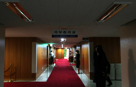 냉방 수요 증가와 원자력 발전소의 가동 중단으로 올여름 심각한 전력난이 예상되는 가운데 29일 총리실 복도에 대부분 전등을 꺼놔 어두컴컴하다. 연합뉴스