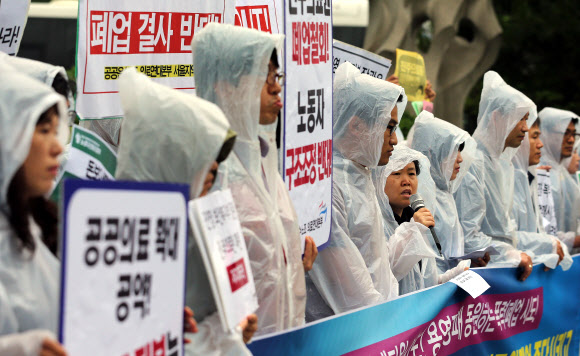 경상남도가 진주의료원의 폐업을 발표한 29일 오전 서울 계동 보건복지부 앞에서 ‘의료민영화저지와 무상의료실현을 위한 운동본부’ 회원들이 기자회견을 하고 있다.이들은 경상남도의 진주의료원 폐업 강행을 방조한 박근혜 대통령과 보건복지부를 규탄하고, 폐업을 즉각 중단시킬 것을 촉구했다. 연합뉴스