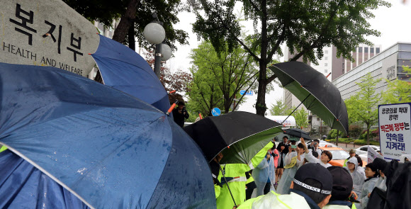 보건복지부에 달걀 투척 연합뉴스