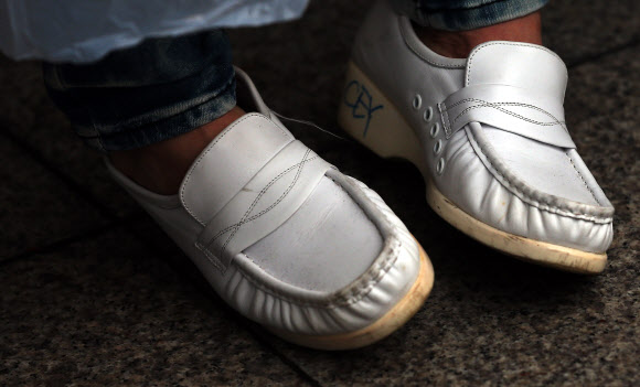 시커멓게 변해버린 병원 실내화 연합뉴스