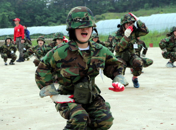 원광정보예술고교 학생들이 29일 전북 익산시 육군부사관학교에서 열린 ‘여학생 나라사랑 캠프’에서 유격체조인 ‘쪼그려 앉아 뛰며 돌기’를 하고 있다. 연합뉴스