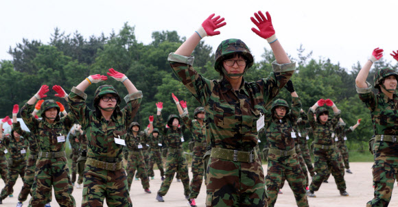 원광정보예술고교 학생들이 29일 전북 익산시 육군부사관학교에서 열린 ‘여학생 나라사랑 캠프’에서 유격체조를 하고 있다. 이들은 2박3일간 기초유격훈련, 경계근무 등의 병영체험을 한다. 연합뉴스