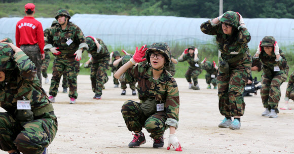 원광정보예술고교 학생들이 29일 전북 익산시 육군부사관학교에서 열린 ‘여학생 나라사랑 캠프’에서 유격체조를 하면서 고통스러운 표정을 짓고 있다. 연합뉴스