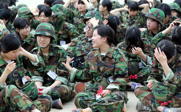원광정보예술고교 학생들이 29일 전북 익산시 육군부사관학교에서 열린 ‘여학생 나라사랑 캠프’에서 유격체조를 마친 뒤 휴식시간에  이야기하고 있다. 연합뉴스