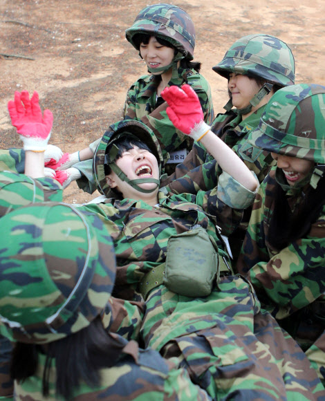 원광정보예술고교의 한 학생이 29일 전북 익산시 육군부사관학교에서 열린 ‘여학생 나라사랑 캠프’에서 친구들과 함께 트러스트폴을 하며 활짝 웃고 있다. 트러스트폴이란 한 명이 눈을 감고 아래로 떨어지면 동료들이 함께 받아주는 훈련이다. 연합뉴스