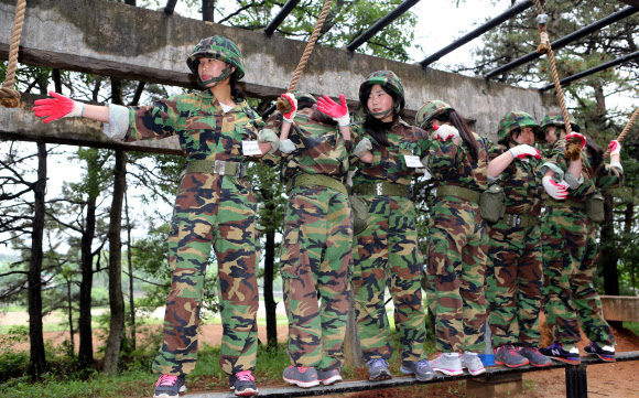 원광정보예술고교 학생이 29일 전북 익산시 육군부사관학교에서 열린 ‘여학생 나라사랑 캠프’에서 유격훈련인 ‘외줄다리 분대이동’을 하고 있다.  연합뉴스