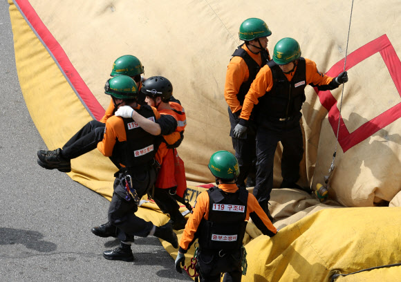 30일 오전 서울 중구 회현동1가 남산케이블카 하부 승강장에서 열린 남산 케이블카 비상상황 대비 시민 긴급구조훈련에서 소방대원들이 훈련에 임하고 있다. 연합뉴스