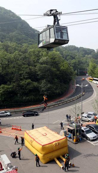 30일 오전 서울 중구 회현동1가 남산케이블카 하부 승강장에서 열린 남산 케이블카 비상상황 대비 시민 긴급구조훈련에서 소방대원들이 훈련에 임하고 있다. 연합뉴스