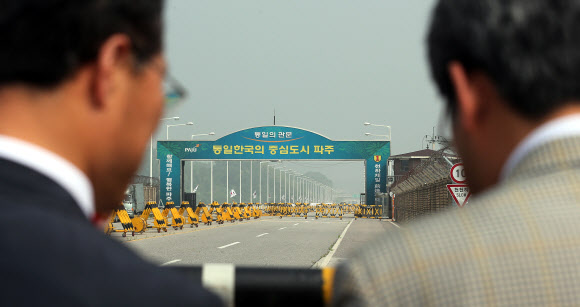 개성공단 정상화 비상대책위원회 소속 입주기업 관계자들이 30일 오전 경기도 파주시 통일대교 앞에서 북쪽을 바라보며 생각에 잠겨 있다. 연합뉴스