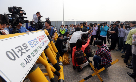 개성공단 정상화 비상대책위원회 관계자가 30일 오전 경기도 파주시 통일대교 앞에서 취재진에 둘러싸인 채 질문에 답하고 있다.  연합뉴스