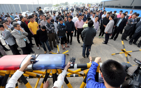 개성공단 정상화 비상대책위원회 소속 입주기업 대표와 임직원들이 30일 오전 경기도 파주시 통일대교 앞에 집결해 대책을 논의하고 있다. 연합뉴스