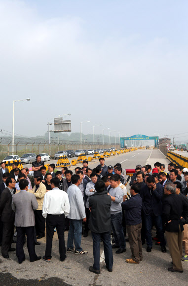 개성공단 정상화 비상대책위원회 소속 입주기업 대표와 임직원들이 30일 오전 경기도 파주시 통일대교 앞에 집결해 대책을 논의하고 있다. 연합뉴스