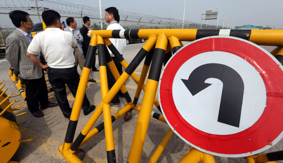 개성공단 정상화 비상대책위원회 소속 입주기업 대표와 임직원들이 30일 오전 경기도 파주시 통일대교 앞에 집결해 대책을 논의하고 있다. 연합뉴스