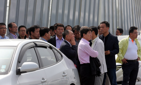 개성공단 정상화 비상대책위원회 소속 입주기업 대표와 임직원들이 30일 오전 경기도 파주시 통일대교 앞에 집결해 대책을 논의하고 있다. 연합뉴스