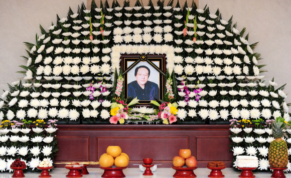 폐암 투병 끝에 별세한 라디오 DJ 이종환 씨의 빈소가 30일 서울 종로구 연건동 서울대병원 장례식장에 마련됐다. 발인은 6월 1일 오전 6시30분. 연합뉴스