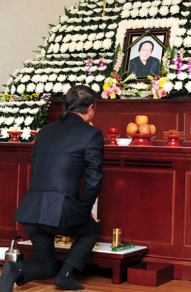 폐암 투병 끝에 별세한 라디오 DJ 이종환 씨의 빈소가 30일 서울 종로구 연건동 서울대병원 장례식장에 마련됐다. 발인은 6월 1일 오전 6시30분. 연합뉴스