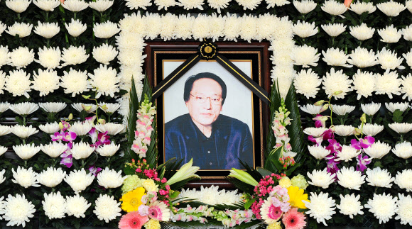 폐암 투병 끝에 별세한 라디오 DJ 이종환 씨의 빈소가 30일 서울 종로구 연건동 서울대병원 장례식장에 마련됐다. 발인은 6월 1일 오전 6시30분. 연합뉴스