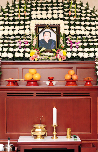 폐암 투병 끝에 별세한 라디오 DJ 이종환 씨의 빈소가 30일 서울 종로구 연건동 서울대병원 장례식장에 마련됐다. 발인은 6월 1일 오전 6시30분. 연합뉴스