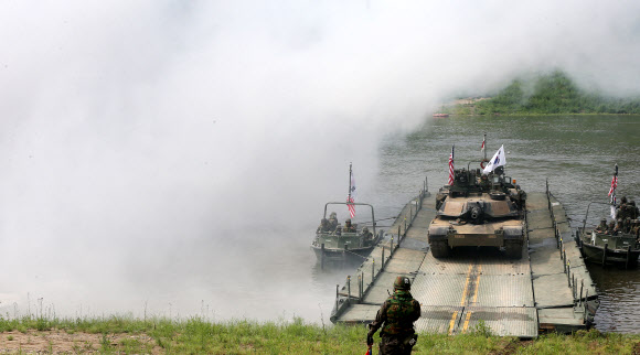 30일 경기도 연천군 임진강변에서 열린 한미연합 도하훈련에서 미2사단 M1A2 전차가 문교를 통해 강을 건너고 있다. 이번 연합훈련에는 한국군 6공병여단과 미2사단이 참가했다.  연합뉴스