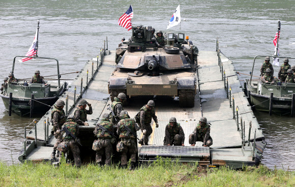 30일 경기도 연천군 임진강변에서 열린 한미연합 도하훈련에서 미2사단 M1A2 전차가 문교를 통해 강을 건너고 있다. 이번 연합훈련에는 한국군 6공병여단과 미2사단이 참가했다.  연합뉴스