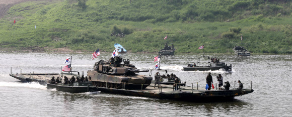 30일 경기도 연천군 임진강변에서 열린 한미연합 도하훈련에서 미2사단 M1A2 전차가 문교를 통해 강을 건너고 있다. 이번 연합훈련에는 한국군 6공병여단과 미2사단이 참가했다.  연합뉴스