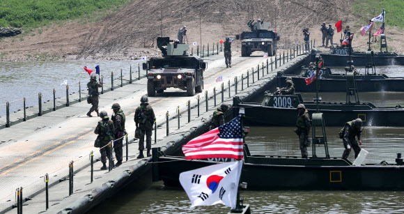 30일 경기도 연천군 임진강변에서 열린 한미연합 도하훈련에서 미2사단 험비가 부교를 통해 강을 건너고 있다. 이번 연합훈련에는 한국군 6공병여단과 미2사단이 참가했다. 연합뉴스