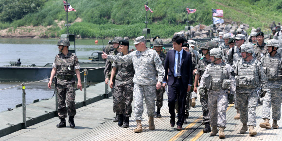 존 존슨 미8군 사령관이 30일 경기도 연천군 임진강변에서 열린 한미연합 도하훈련에서 한국군이 설치한 부교를 건너며 엄지손가락을 들어 보이고 있다. 이번 연합훈련에는 한국군 6공병여단과 미2사단이 참가했다.  연합뉴스