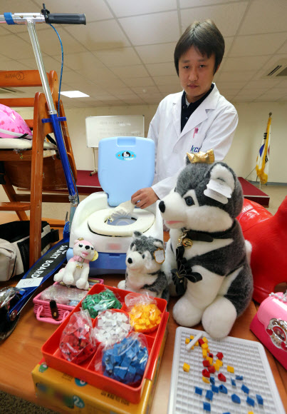 30일 서울 가산동 건설생활환경시험연구원에서 한 연구원이 조사결과 내분비계 장애물질인 프탈레이트계 가소제 등 유해물질의 기준치를 크게 웃돈 완구 및 어린이용품을 공개하고 있다. 기술표준원은 13년 시판품 안전조사 계획에 따라 완구 등 어린이용품 511개 제품을 대상으로 안전성조사를 실시한 결과 완구, 합성수지 어린이용품 등 17개 제품이 소비자 안전에 위해가 있다고 확인되어 리콜을 명령했다고 밝혔다.  연합뉴스