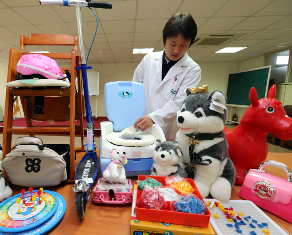 30일 서울 가산동 건설생활환경시험연구원에서 한 연구원이 조사결과 내분비계 장애물질인 프탈레이트계 가소제 등 유해물질의 기준치를 크게 웃돈 완구 및 어린이용품을 공개하고 있다. 기술표준원은 13년 시판품 안전조사 계획에 따라 완구 등 어린이용품 511개 제품을 대상으로 안전성조사를 실시한 결과 완구, 합성수지 어린이용품 등 17개 제품이 소비자 안전에 위해가 있다고 확인되어 리콜을 명령했다고 밝혔다.  연합뉴스