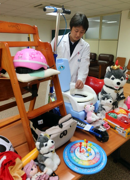 30일 서울 가산동 건설생활환경시험연구원에서 한 연구원이 조사결과 내분비계 장애물질인 프탈레이트계 가소제 등 유해물질의 기준치를 크게 웃돈 완구 및 어린이용품을 공개하고 있다. 기술표준원은 13년 시판품 안전조사 계획에 따라 완구 등 어린이용품 511개 제품을 대상으로 안전성조사를 실시한 결과 완구, 합성수지 어린이용품 등 17개 제품이 소비자 안전에 위해가 있다고 확인되어 리콜을 명령했다고 밝혔다.  연합뉴스