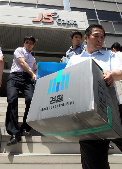 검찰 관계자들이 30일 원전 가동 중단사태의 원인이 된 불량부품을 납품한 충남 천안시 JS전선 사무실을 압수수색, 관련 자료를 압수해 나오고 있다.  연합뉴스