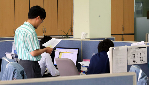 검찰 관계자들이 30일 원전 가동 중단사태의 원인이 된 불량부품을 납품한 충남 천안에 본사를 둔 JS전선 사무실을 압수수색하고 있다.   연합뉴스