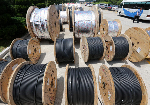 검찰 관계자들이 30일 원전 가동 중단사태의 원인이 된 불량부품을 납품한 JS전선 사무실을 압수수색했다. 사진은 사무실 인근에 놓여 있는 케이블 제품.  연합뉴스