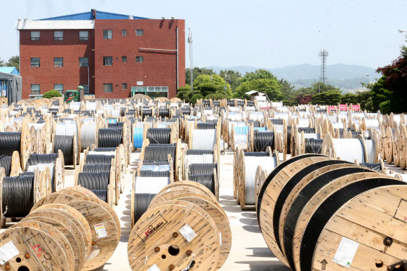 검찰 관계자들이 30일 원전 가동 중단사태의 원인이 된 불량부품을 납품한 JS전선 사무실을 압수수색했다. 사진은 사무실 인근에 놓여 있는 케이블 제품.  연합뉴스
