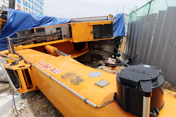 30일 울산혁신도시 학교 신축공사 현장에서 크레인이 넘어져 크레인 운전자가 다쳤다. 연합뉴스