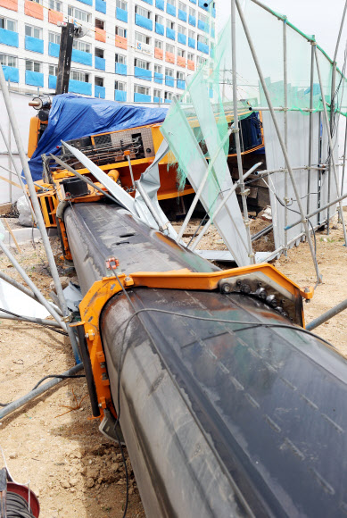 30일 울산혁신도시 학교 신축공사 현장에서 크레인이 넘어져 크레인 운전자가 다쳤다. 연합뉴스