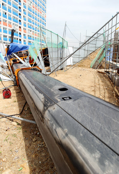 30일 울산혁신도시 학교 신축공사 현장에서 크레인이 넘어져 크레인 운전자가 다쳤다. 연합뉴스