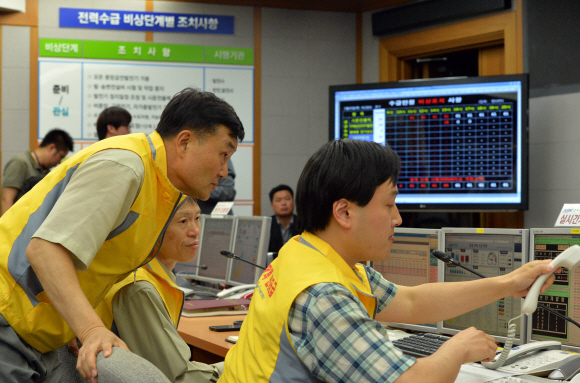 불량부품 적발로 원전2기가 가동이 중단된 30일 오후 서울 전력거래소 모니터에 신고리 신월성 원전의 전력 생산량이 0을 가르키고 있다. 박지환 popocar@seoul.co.kr